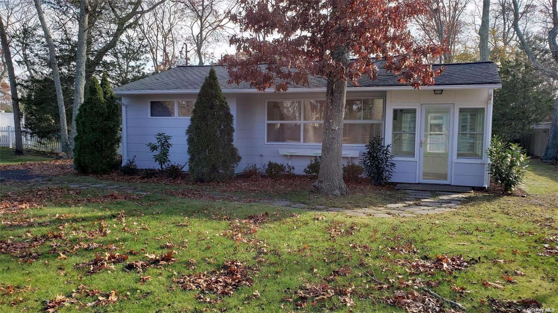 Single Family in Hampton Bays - Lynncliff  Suffolk, NY 11946