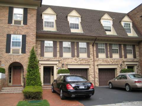  Prime Location,Largest Model In Baybridge Condo(Duplex), Updated Baths, Walk-In Closets, Dressing Rm, 2 Skylights, Terrace, Cac, Central Vac.New Boiler,Gated Community, Club House/Spa& Sauna, Indoor/Out Door Pool,Tennis Court.Cul-De-Sack.