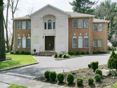 Young (2005) And Spacious (5800 Sf) Roslyn Country Club Colonial On Beautifully-Treed Shy Half Acre -- Room For Pool. Over-Sized Principal Rooms With Great Proportions. Pleasant Traditional Decor And Finish. Attractive Hardwoods Throughout. Full, Finished Basement. Many Extras And Up-Grades. Outstanding Space In And Out. East Williston-Wheatley Schools.