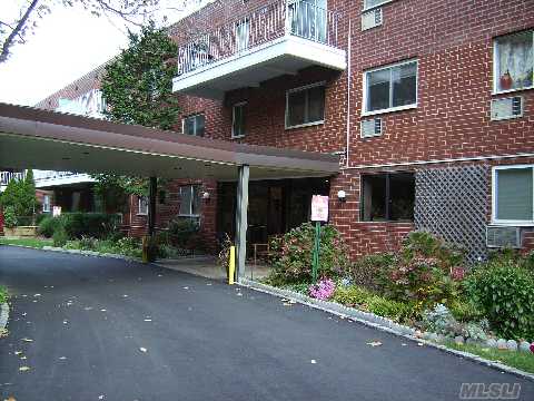 2 Br,2 Bth W/Balcony In Doorman Building Overlooking Ravine Park,2 Laundry Rms On Each Floor,Atrium On Water W/Boat Slip,Htd Garage.2nd Parking Space Avail.Rts To Parkwood Pool Stepping Stone Park (Has Sailing)