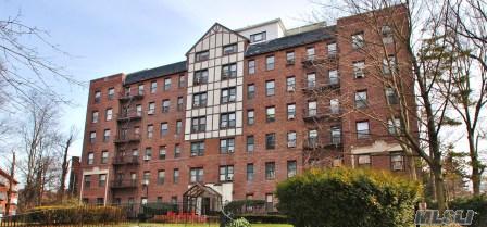 Pre-War Sunny Corner Top Floor Unit With 3 Exposures. 9 Ft. Ceilings.Washer/Dryer In Eik,   Moldings,  Hardwood Floors.Indoor Parking,  Near To Town,  Shopping And Lirr