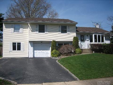 One Of A Kind Extended Split In Award Winning Syosset Sd. Magnificent Granite Kitchen With Radiant Heat, Ceramic Flooring And Cathederal Ceiling. All New Appl, Roof & Boiler. The Mast.Suite Is Spacious With Walk In Closet And Full Bath. Other Bedrooms Are 18X10 And 12X12. 3000Sq Ft Located On Oversized Property. Huge Den & Large Finished Basement. Dont Miss This One.     