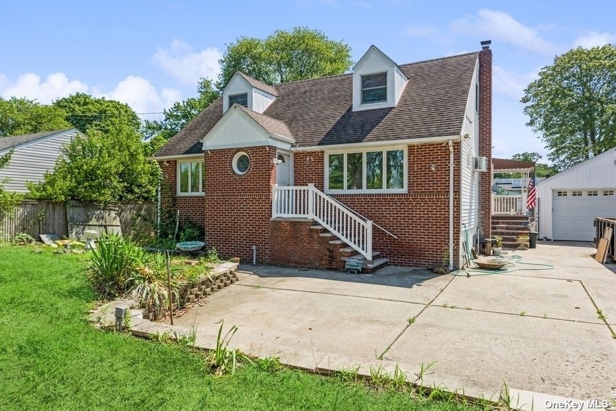 Single Family in West Islip - Arbour  Suffolk, NY 11795