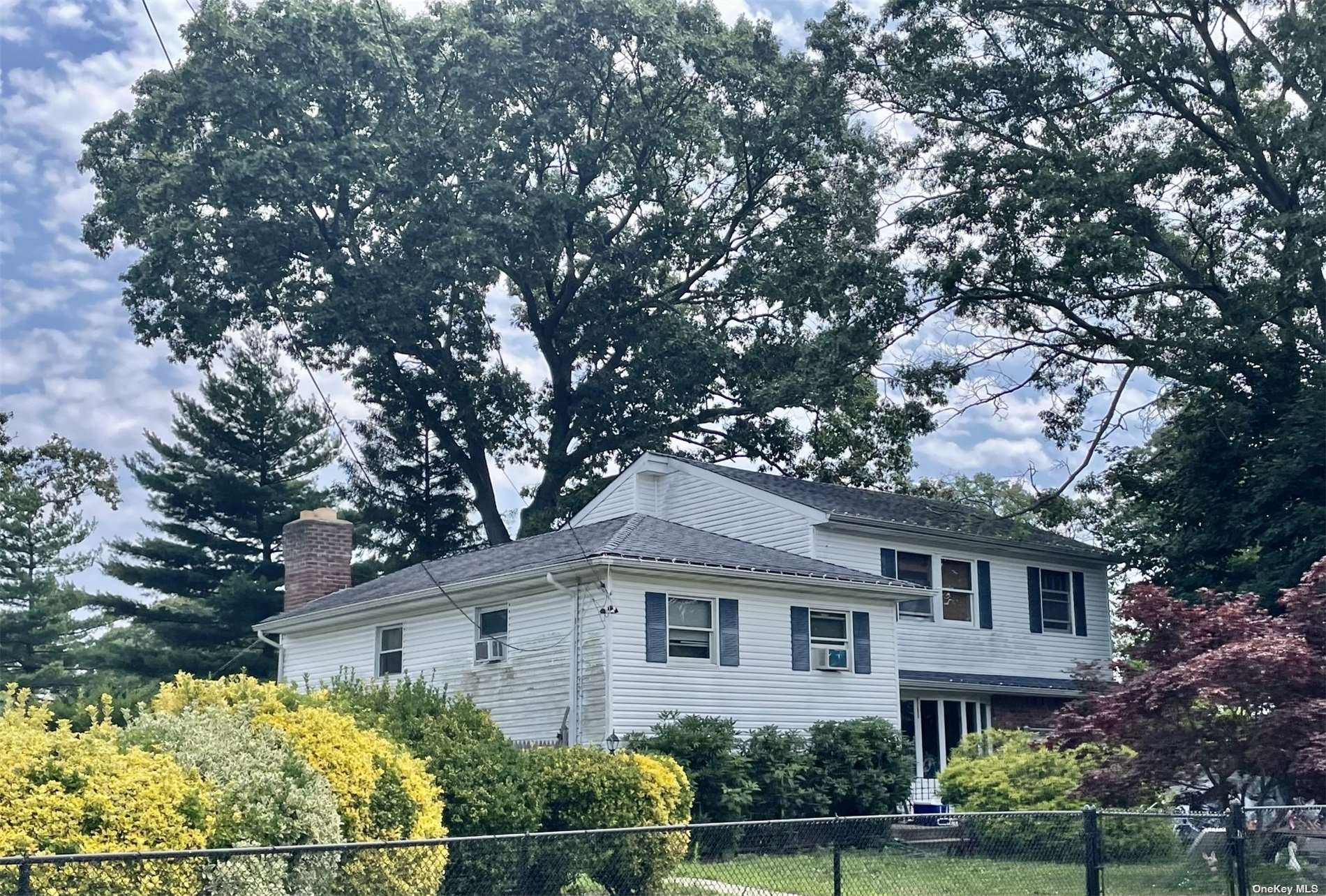 Single Family in North Babylon - Wendorf  Suffolk, NY 11703