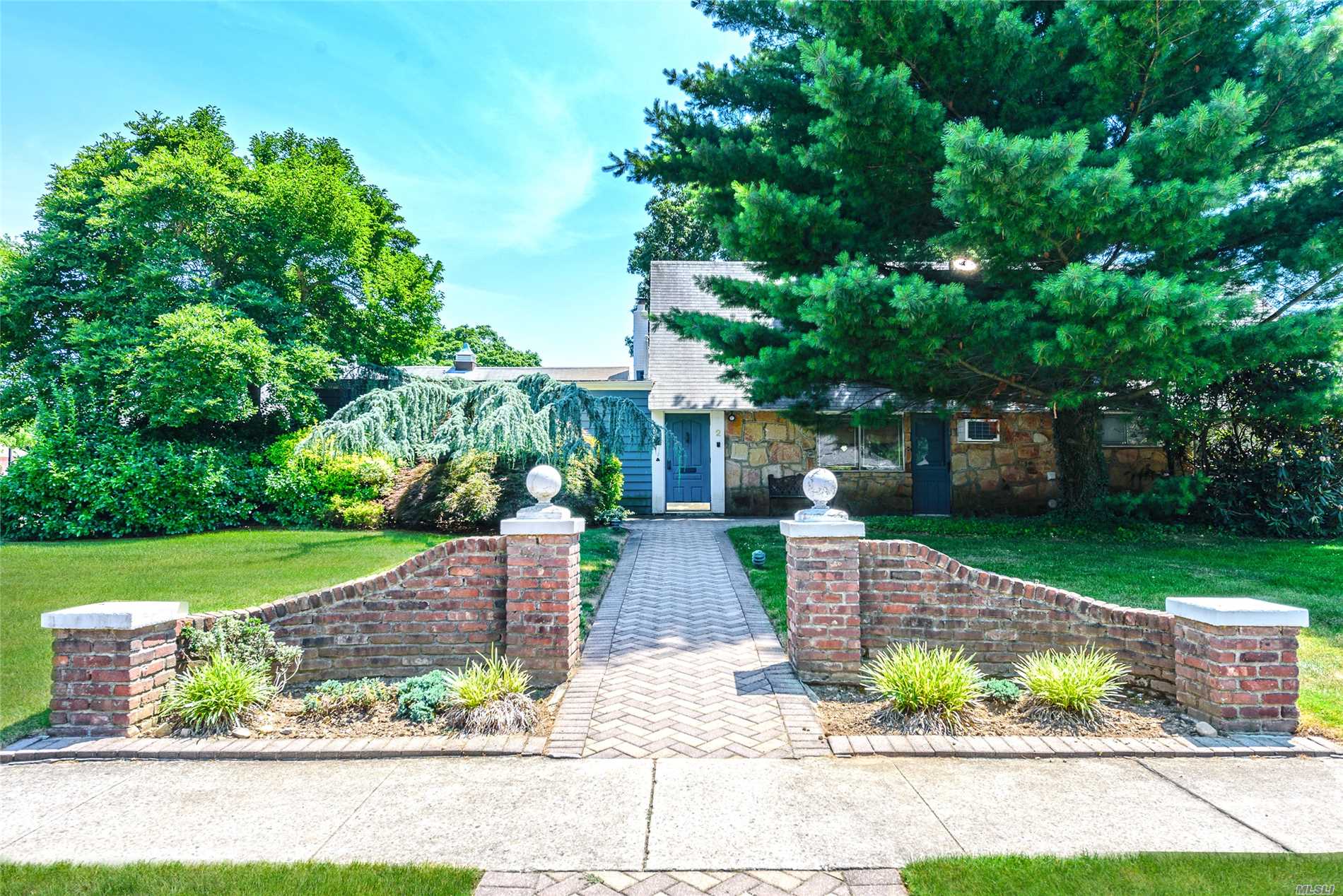 Roslyn Heights. Roslyn Country Club. 5 Bedroom, 3.5 Bath Expanded Ranch Home On Almost 1/2 Acre. With 3 Car Garage.