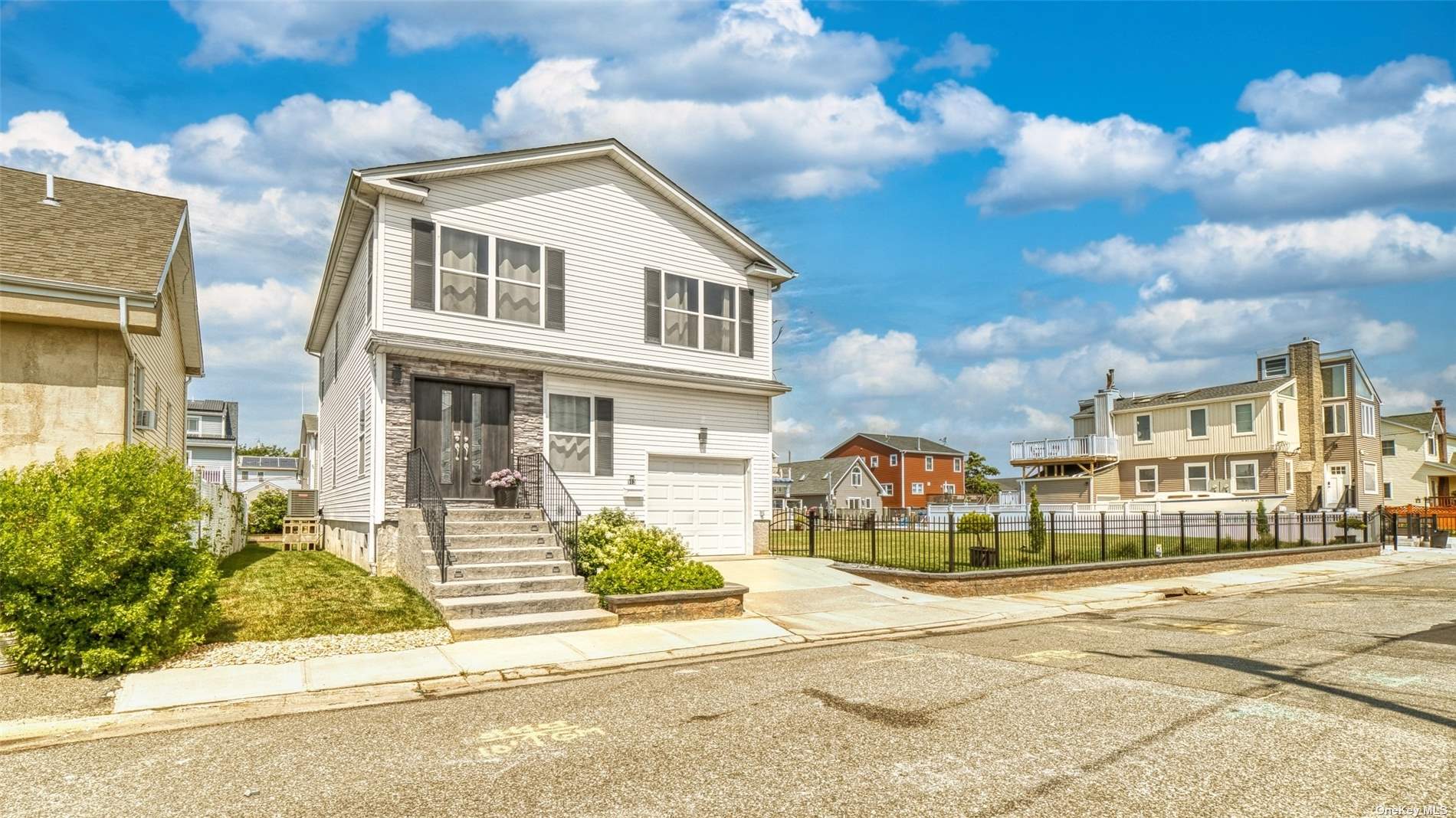 Single Family in Lindenhurst - Arctic  Suffolk, NY 11757