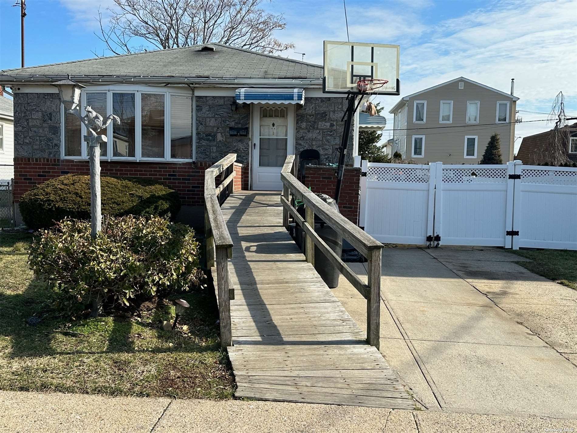 Single Family in Howard Beach - 88th  Queens, NY 11414