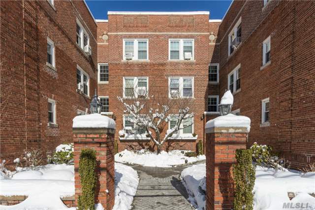 Stunning 1Bdrm Corner Unit Set In The Heart Of Manhasset Feat. Eastern, Western & Southern Exposures. Bright & Sunny Apart Feat. A Generous L/R, Renovated Kitchen & Bath, Stainless Steel Appliances, Dining Area, High Ceilings, New Windows, Freshly Painted Walls & Lots Of Storage. Perfect Commuter Apartment W/5 Min. Walk To Train. Maint.$575.25. Strong Co-Op!! Won&rsquo;t Last!