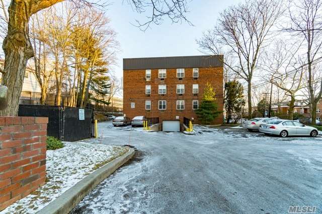 This Cozy And Cute Co-Op Apartment With 1 Bedroom And 1 Full Bathroom Has Approximately 720 Square Feet Of Living Space. Sited In The Nassau County And Also Conveniently Located To A Gas Station, Groceries And Restaurants.