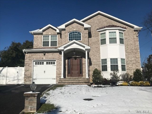 Almost new, 6 year old Colonial with 4 bedrooms and 2.5 baths in the heart of Syosset. Just renovated kitchen with gas cooking. Finished basement. Beautifully landscaped backyard. Close to shopping and transportation.