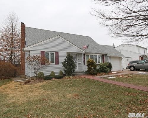 Famed Jericho Schools! 4 Bedroom Wideline In Prime Mid-Block Location. Recent Renovations Include: Vinyl Siding, Windows, Roof, And Kitchen -- Also Includes Microwave, Gas Cooking, And Underground Sprinklers!