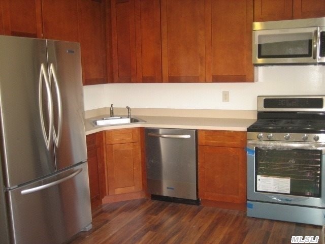 Crescent Woods Co-Op In Bethpage. No Board Approval. Large 2Br 2nd Fl Unit With Private Entry. New Eik W Kitchenaid Stainless Appliances,  Maple Cabinets & Pantry. King & Queen Brs W Double Closets. Coat Closet,  Linen Closet,  & Wic In Hall. Huge Lr/Dr W New Balcony. Updated Windows,  Wood Flr. Free Parking Lot. Cats Ok. Laundry Rm On Site. Maint Doesnt Incl Electric