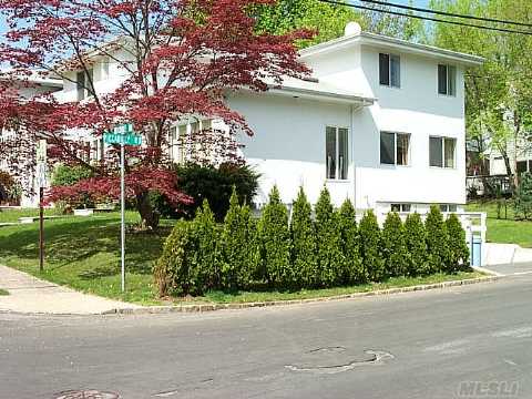 Beauitful,Large,Young Colonial With Big Rooms,High Ceilings,Over Sized Kitchen Built In 1990,Near All