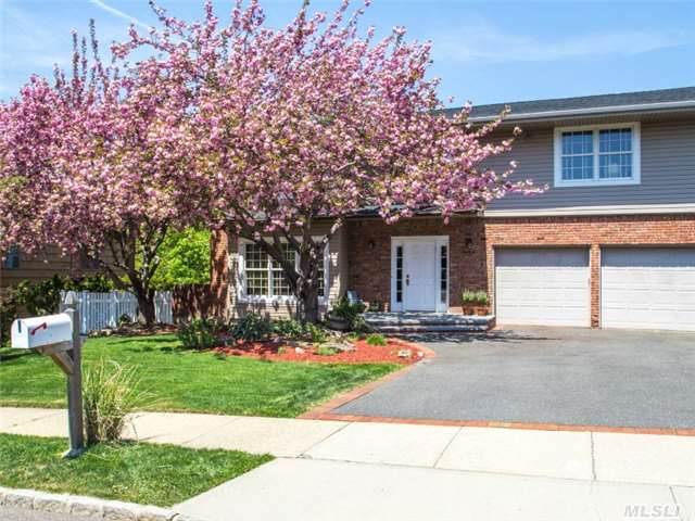 Beautiful Side Hall Colonial On Perfect Mid-Block Location. This 5 Bdrm, 2.5 Bth Home Features Wood Flrs & Spacious Rms. French Doors To Deck From Fam Rm W/Brick Fpl And Skylts,  Gorgeous Eik, W Cstm Cabinets, Granite, & Stainless Hi-End Appl,  Lrge Mstr Bdrm Suite, 2nd Flr Lndry Rm. Fin Bsmt W/Play Rm, Storage & Pr. Huge Deck Overlooking Flat Property. Syosset Schools