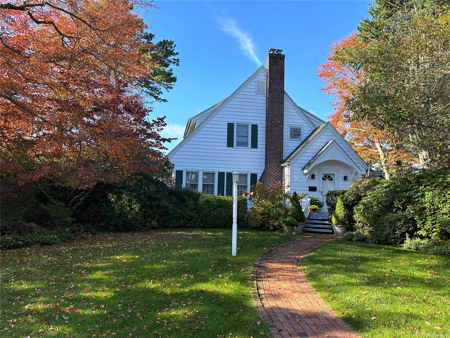 Single Family in Brightwaters - Plymouth  Suffolk, NY 11718