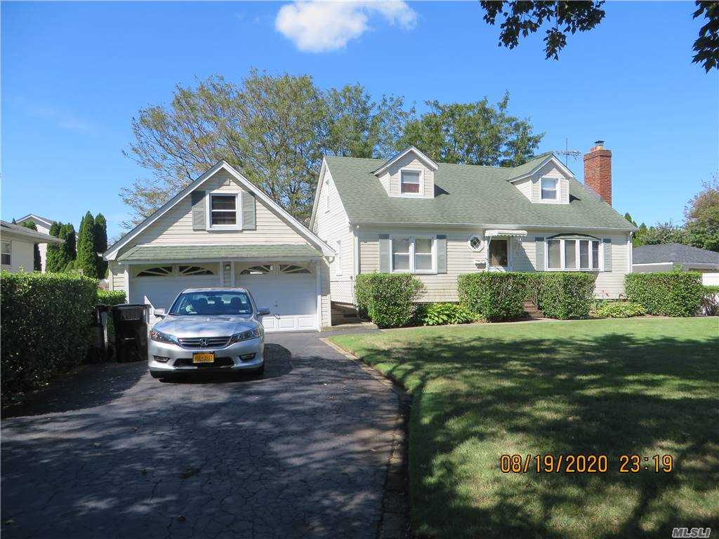 Listing in West Islip, NY