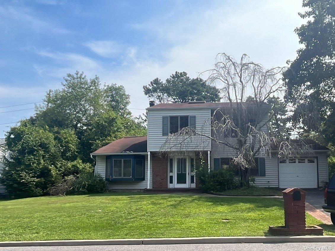 Single Family in East Patchogue - Victoria  Suffolk, NY 11772