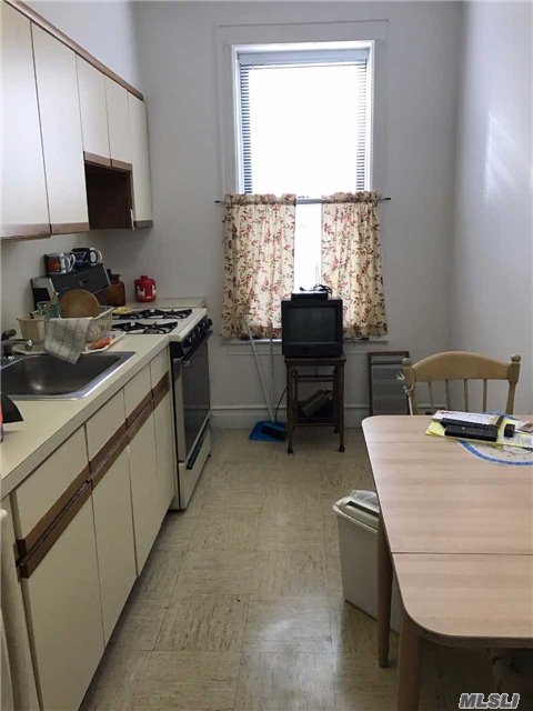 Sunny Bright Top Floor 1 Bedroom Unit. Large Eat In Kitchen, Sunny Living Room, Full Bath And 1 Bedrooms. Hardwood Floors, Amply Closets.