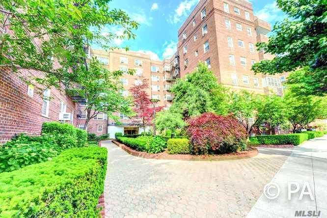 Diamond Mint Large 1Br, With Raised DA, Renovated Granite Kitchen And Bath, Hardwood Floors, Raised Dinning Area. 18 Hr Doorman, Steps To E & F Trains And L.I.R.R. , Austin Street and Queens Blvd, Must See.