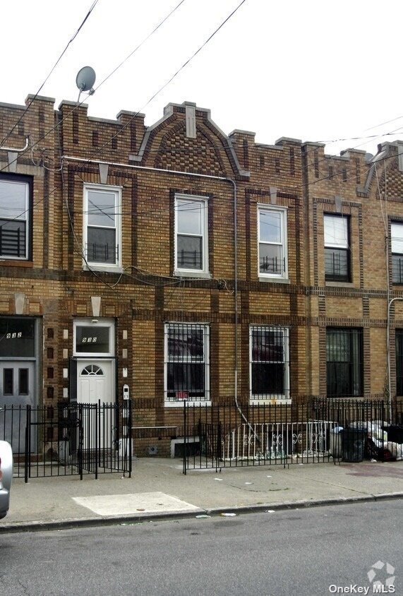 Apartment in East New York - Belmont  Brooklyn, NY 11208