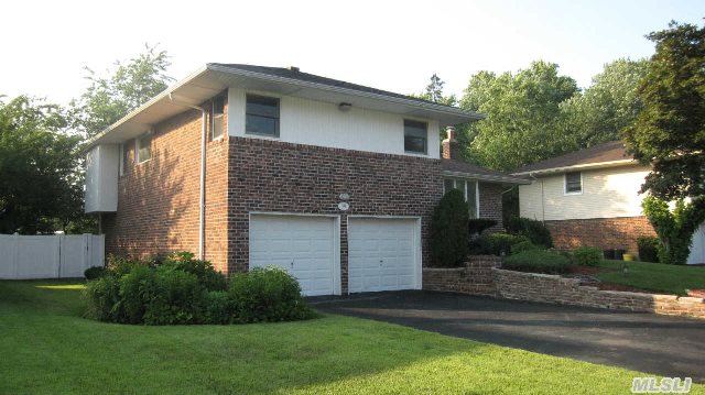 Diamond Split,  Center Block In East Birchwood,  Jericho Schools. 3 Bed Rms,  Updated 2 Full Bths,  Priv Bth In Mstr,  Renovated Kitchen Cabinets  W/ Stainless Steel App,  Formal Dining Room,  Hwd Flrs,  Full Finished Basement W/Ext-Room And Storage Closet,  Abundant Natural Lighting,  Cac,  Ing Spkr,  Large Wooden Deck,  Quiet Bckyd,  Lovely Garden.