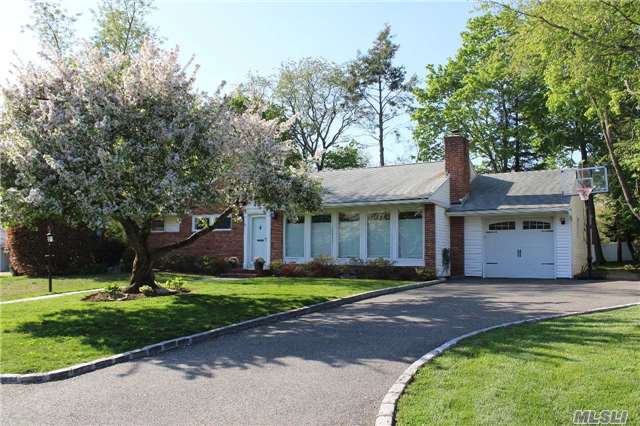 Stylishly Renovated Sun-Drenched Home In Move In Condition Set On A Park-Like Property Boasting All The I Wants Is Finally Here! Feat A Bright&Sunny Open Fl Plan, L.R/Fp, Gourmet Kitch W/Carrara Marble-Topped Cabinetry, Fam Rm, Mst Bd Suite, 2Bds, Offc, Fin Lwr Lvl&More! E.H Park&Pool Membership. Roslyn Sd. All The Bells & Whistles. Won&rsquo;t Last.. Smart Seller, Smart Price!