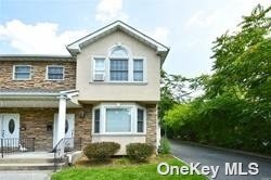 House in Roslyn Heights - Coolidge  Nassau, NY 11577