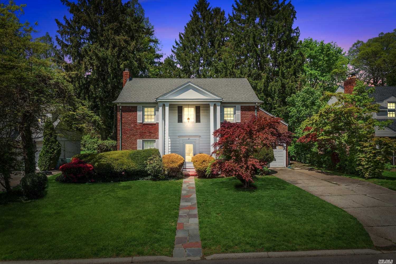 Classic Manhasset Colonial on a Quiet Dead End Street. Featuring 3 Bedrooms, 3 Updated Full Baths, Formal Dining Room, Living Room, Family Room as well as Recently Renovated Kitchen. Highlights Include In-Home Office, Full Attic in Addition to Specimen Stone Backyard Patio. Short Walk to LIRR & Manhasset HS. Make Your Dream a Reality!