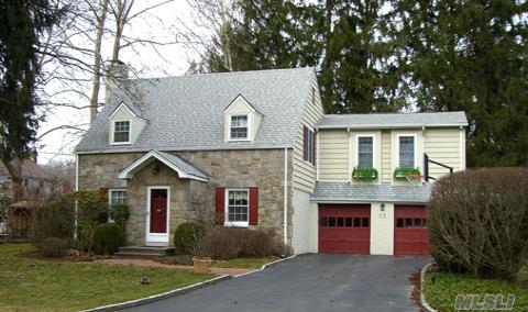 Tasteful And Elegant Expanded Strathmore Colonial Perfect For Large Family And Entertaining. Private Location. East Hills Park Membership. Close To Worship.