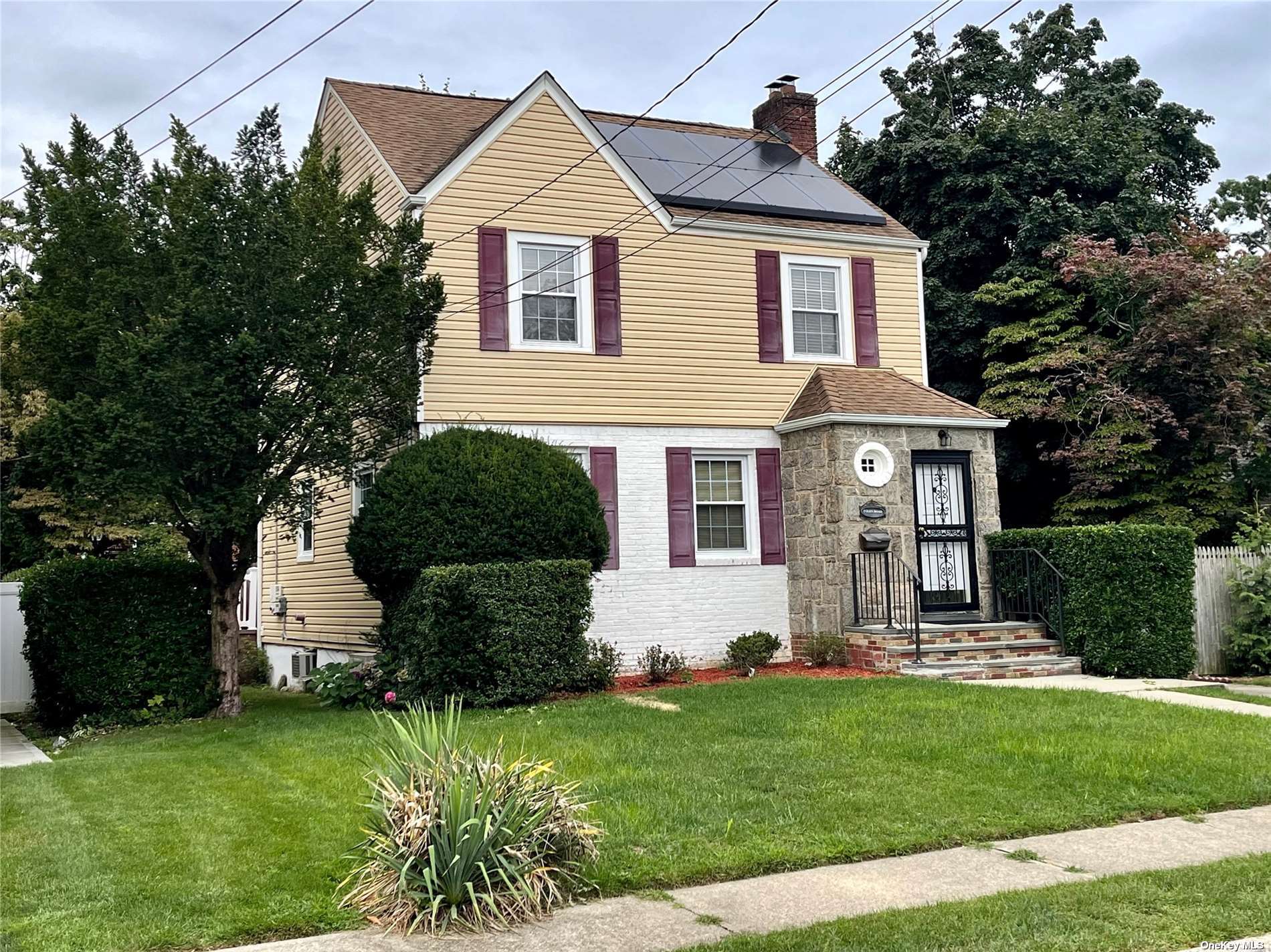 Single Family in West Hempstead - Glen  Nassau, NY 11552