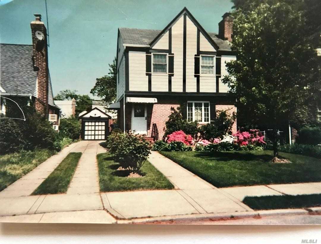 Charming 1 family detached in the heart of fresh meadows Features 3 bedrooms and 2 baths with living room, formal dining room and eat in kitchen and pull down attic. Private driveway and detached garage. Lot size 40x100. School District 26.