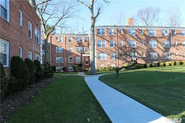 New To The Market. Roslyn Gardens, Lovely Unit, Nestled In A Quiet Cul-De-Sac, Beautifully Maintained. Roslyn School District. Near To Shopping, Public Transportation And Houses Of Worship. Priced To Sell.