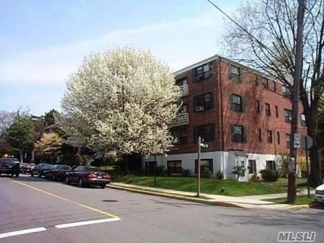 Mint Condition 1 Bedroom/1 Bath Apartment With Eat-In Kitchen And Terrace. Close To All! Gorgeous Hardwood Floors, Updated Kitchen And Bath, Prime, Serene Park District Location. Move Right In! Ideal Proximity To Town/Shopping/Lirr.