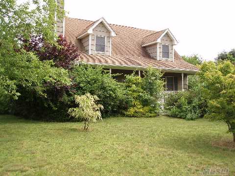 Affordable And Ideal Home Minutes From Lie And Close To Village, Wineries And Beaches.  Great Value! 