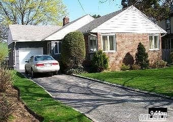 Wonderful Ranch Home On A Very Quiet Block. Hardwood Floors, Sunny Southern Exposure. Front Porch. Eat-In Kitchen. Nice Backyard. Enjoy Parkwood Pool And Sports Complex. Lakeville Elementary/Great Neck South Middle/High.