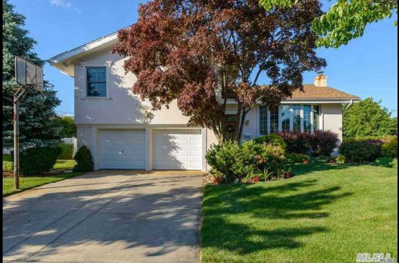 Beautiful Hollywood Split Level In Award Winning Syosset Schools With Low Taxes !!! 4 Br&rsquo;s 3 Baths, Gorgeous New Custom Kitchen , Hardwood Floors , Cac , Great For Extended Family Or Nanny, Has Separate Bedroom , Bath And Summer Kitchen , New Windows, Porch Oversized Private Fenced Yard , Convenient To Transportation, Shopping , Too Much To List !