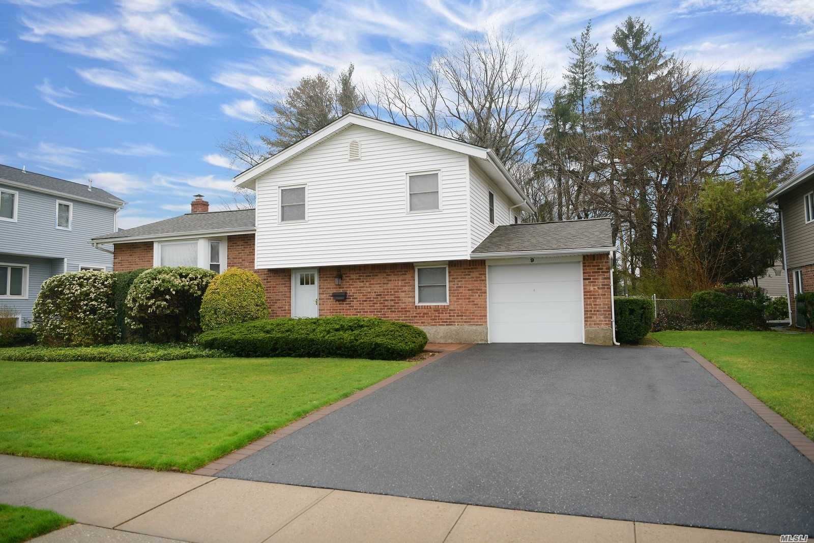 Must see! Priced to sell!! Move Right In! Everything in this house was redone! Kitchen, baths, roof, driveway, boiler, wood floors, stainless steel appliances, granite countertops, gas heat. in ground sprinklers, updated electric... Award winning Jericho School District- Cantiague elementary #jerichoschools