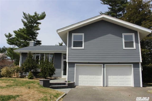 Hollywood Split Lively Home, 4 Bedrooms 2.5 Baths. Eat-In Kitchen. Totally New Decorated! New Roof/Siding/Boiler/Tank And More. Quiet Location, Syosset Sd, Robbins Ln Elem. Must See!