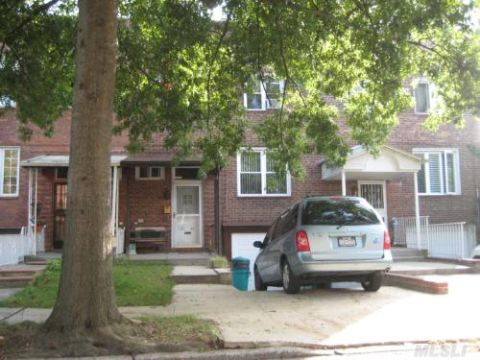 Move Right Into This Lovely, Spacious 20' Att Townhouse!  Near To Schools, Shops, Transportation! 