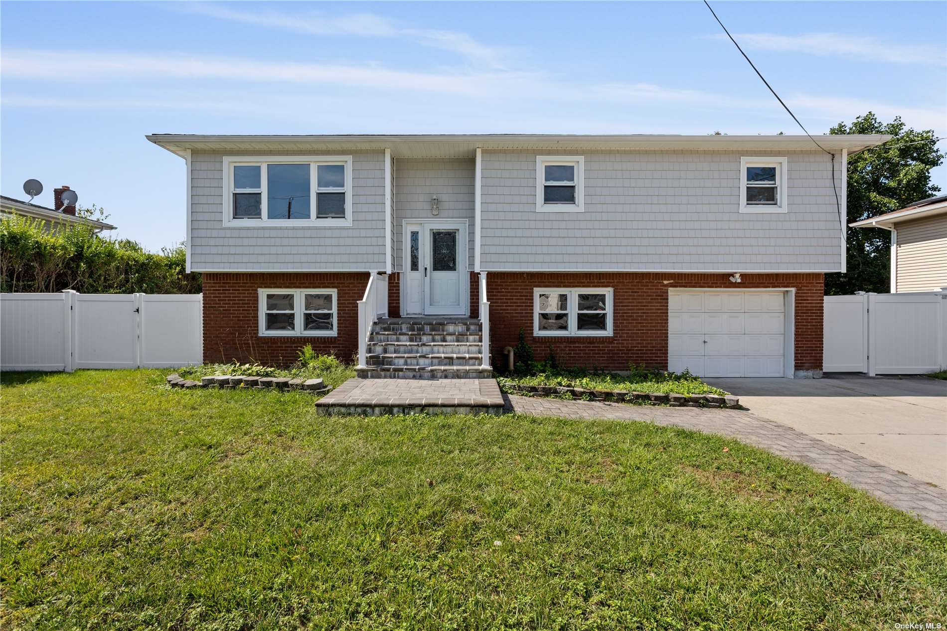 Single Family in Lindenhurst - Alleghany  Suffolk, NY 11757