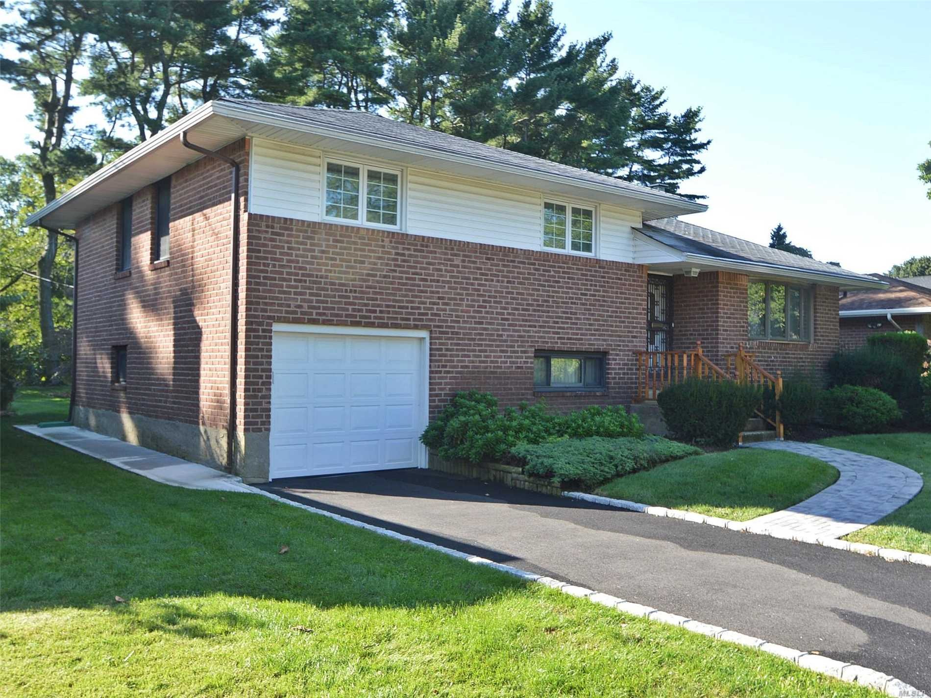 Beautiful Large All Brick 4 Bedrooms House With Sizable Living Room In Quiet Residential Area In Jericho. Bright And Spacious. Hardwood Floors, Gas Cooking And Heating, New Appliances, New Driveway, New Underground Sprinkler System, Large Finished Basement, Hugh Backyard, Jericho Schools. Ready To Move In.