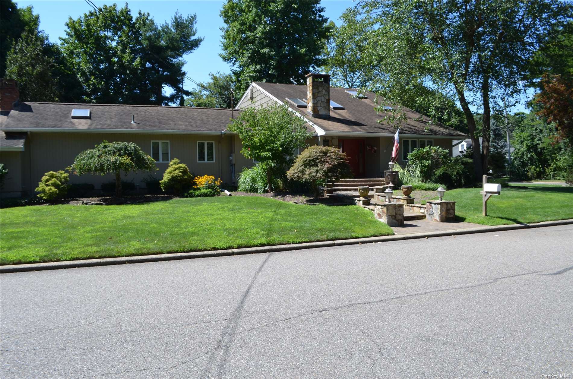 Single Family in Smithtown - Cambridge  Suffolk, NY 11787