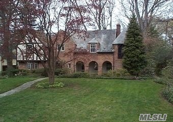 Brick C/H Tudor With Beautiful Arches In The Village Of Great Neck Estates. Great Curb Appeal!! Huge Living Room W/Fireplace, Formal Dining Room, Granite Kitchen, Den Leading To Slate Patio/Private Backyard.Four Very Large Bedrooms On Second Level, Plus Bedroom W/Full Bath Off Main Level-A Perfect Guest Room. Close To All. 28-Minutes On Lirr To Nyc. Choice Of No/So Schools.