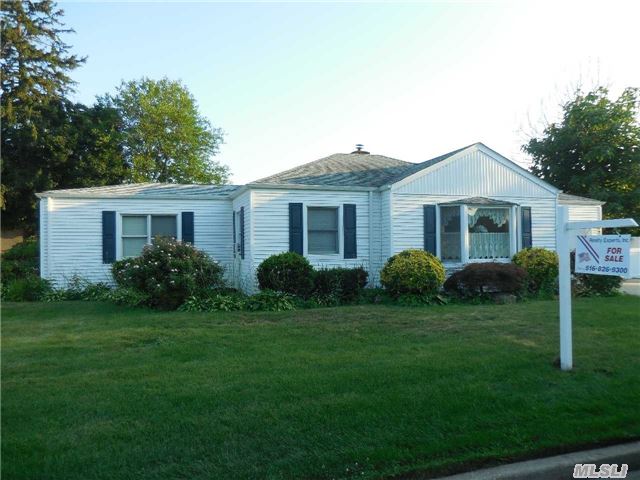 Sprawling Ranch Over Sized Lot 100X100, Oak Floors. Red Oak Floor In Updated Eat In Kitchen W/Skylite. Formal Dining Room. Den W/Fireplace, 3 Br, 2Bths Master Bedroom W/Full Bath, Cedar Closets, 14X24 3 Season Sun Room With Skylites, Ceiling Fans, Tons Of Closets/Storage.1 Car Attached Garage . Much More.....