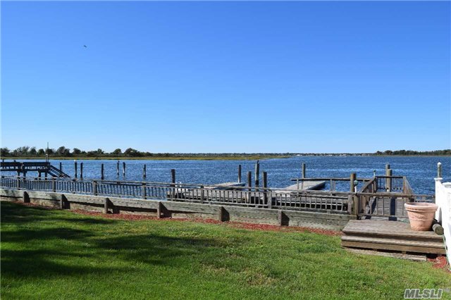 Located In Pristine Harbor Isle Is Where You&rsquo;ll Find One Of The Most Desirable Premier Locations Offering The Most Spectacular Sunset Views & The Nyc Skyline. Custom Gourmet Kitchen W/ Baking Center, Wolf Stove, Dble Wall Oven, Sun Filled Eik. Can Accommodate Any Size(60-70Ft)Boat- 3 Boat Slips, Dock, Close To Lirr Only 45Mins To Manhattan.3Br, 3 Bath, Den, 2 Car Gar, Fireplace