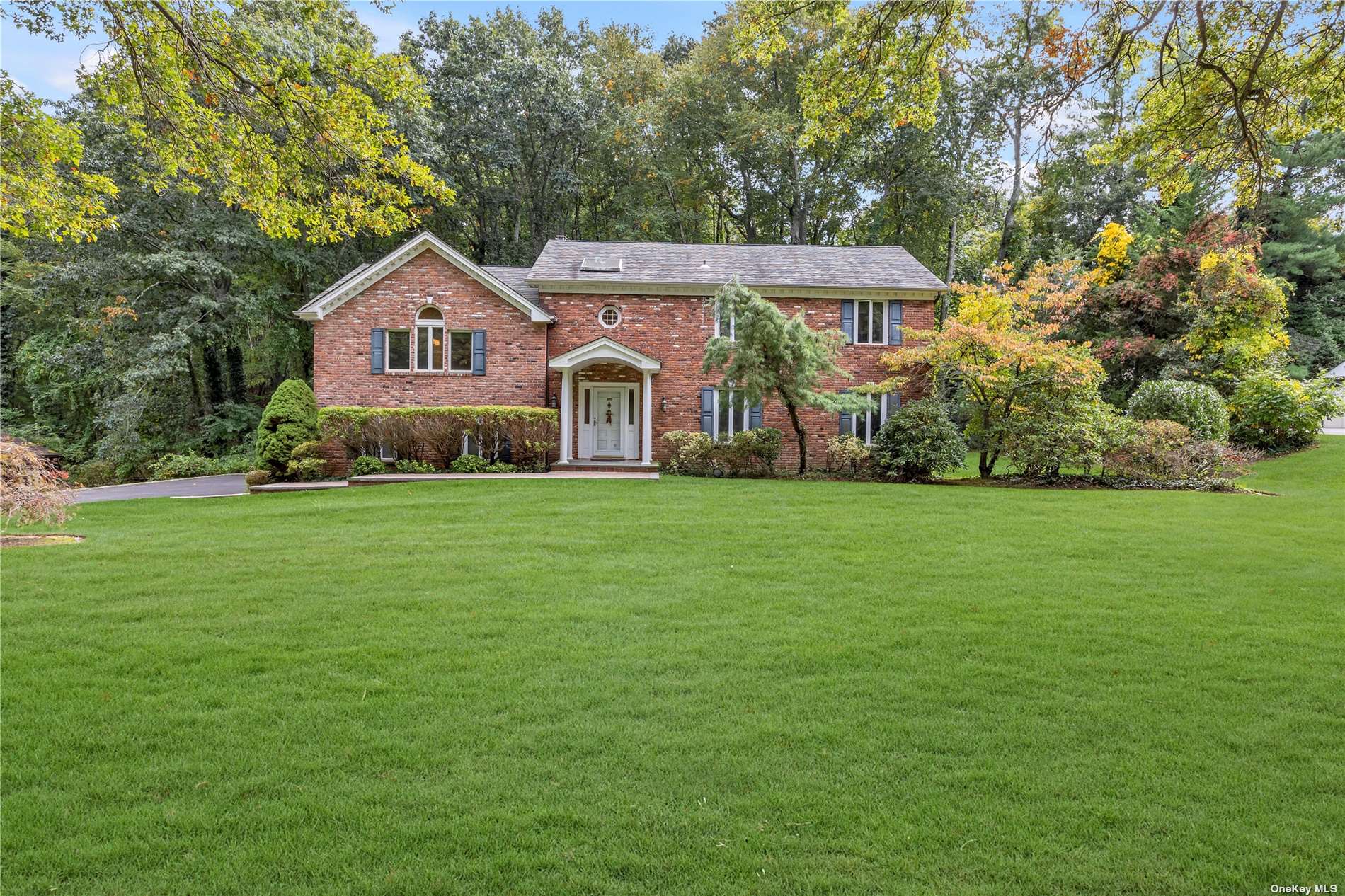 Single Family in Dix Hills - Ebbtide  Suffolk, NY 11746