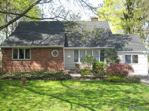 What A Deal...Move Right In To This Charming Home W/Redone Kitchen, Expanded Master Br $ Bth W/Lge Walk In Closets,Wd Flrs, Fin. Bsmt W/ Ose, Wd Deck & Fenced Backyard,New Roof. *Access To East Hills Park: Pool,Gym,Ballfields, Basketball & Tennis Courts.