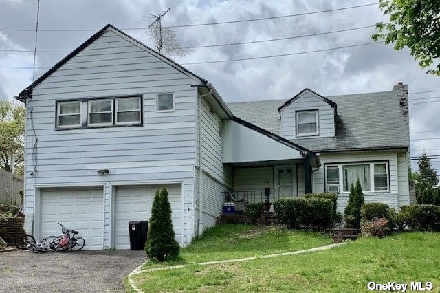 Single Family in Roslyn - Middleneck  Nassau, NY 11576