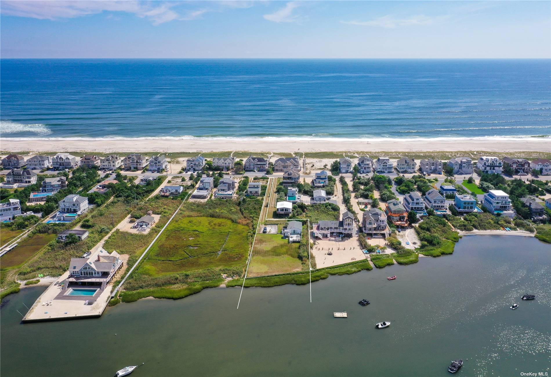 Single Family in Westhampton Dunes - Dune  Suffolk, NY 11978