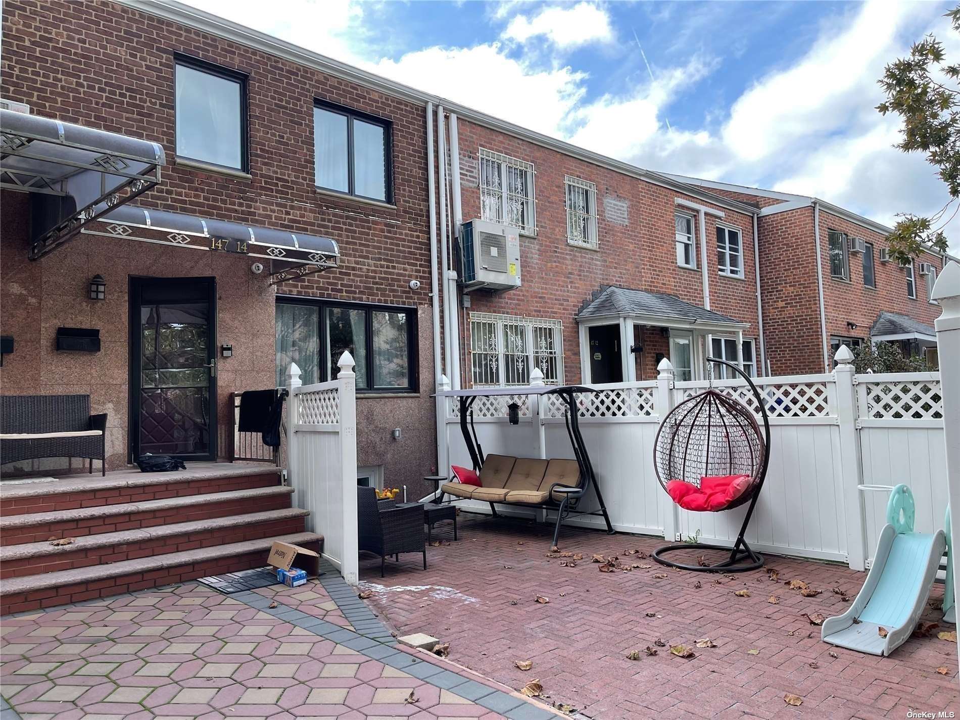 Single Family in Kew Garden Hills - 76  Queens, NY 11367